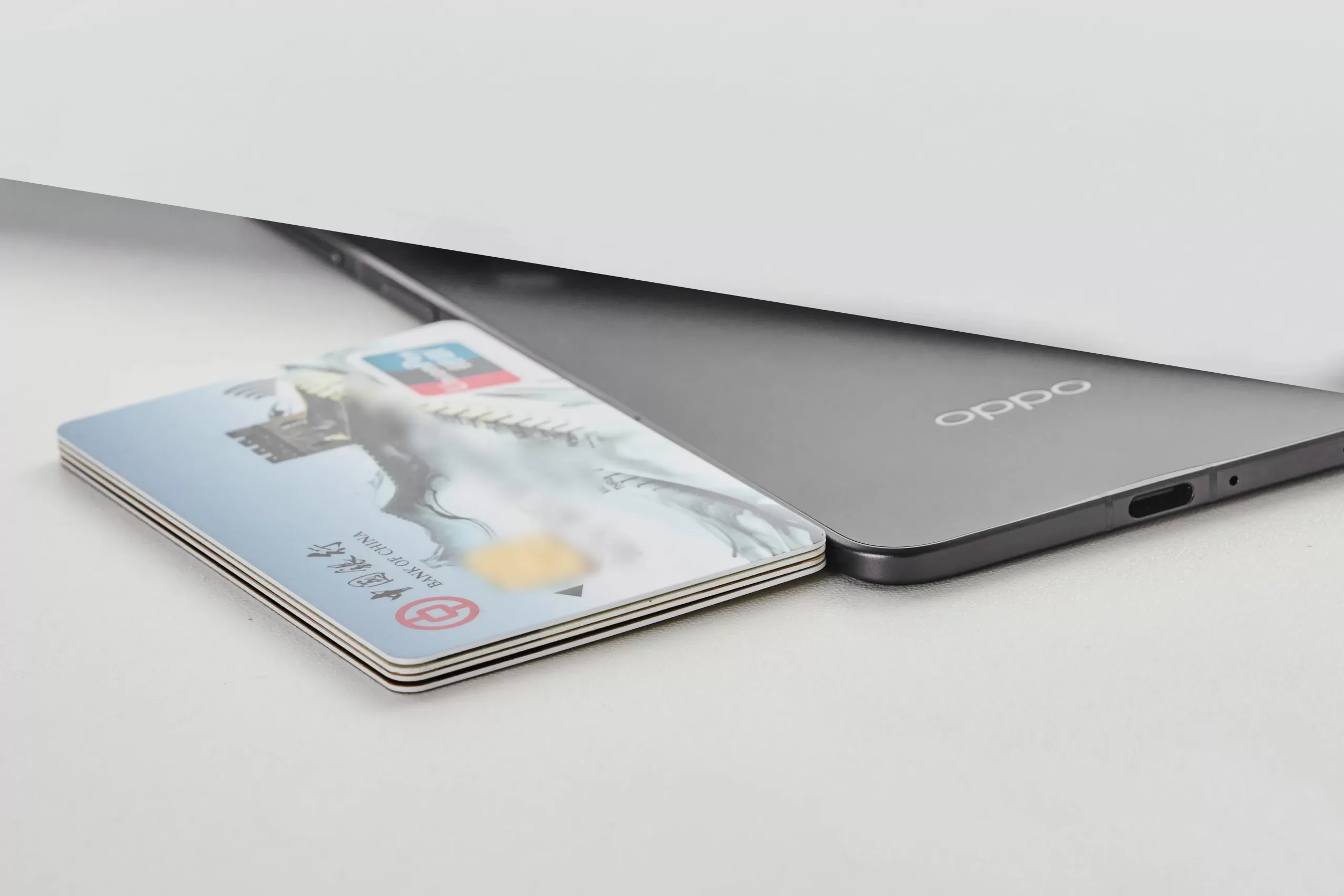 The Thinnest Foldable in the World Reveals its Very Thin Design Compared to the iPhone